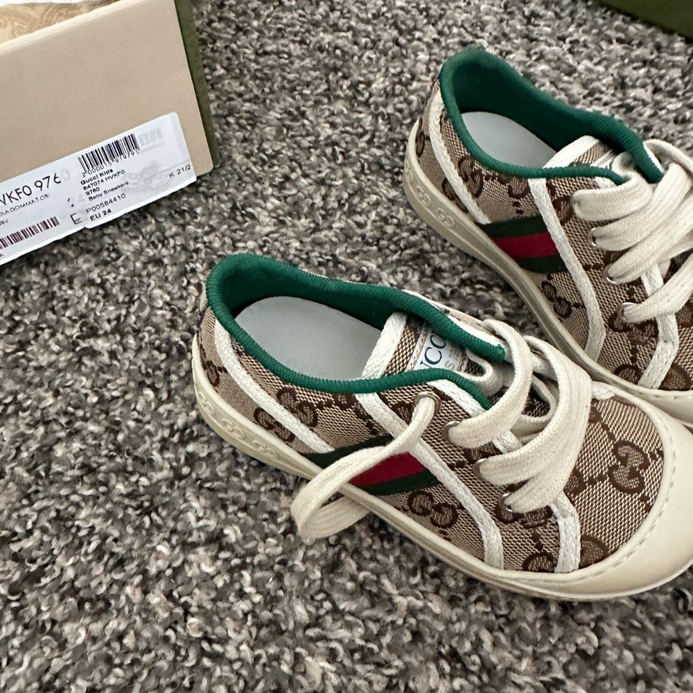 Gucci Kids Beige GG Canvas Sneakers with Green Trim and Red Stripe - Picture 3 of 11